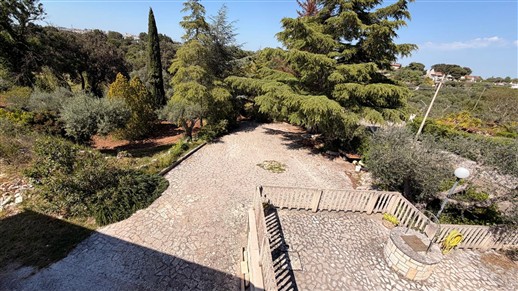Villetta Con Trullo e Deposito in Zona Collinare